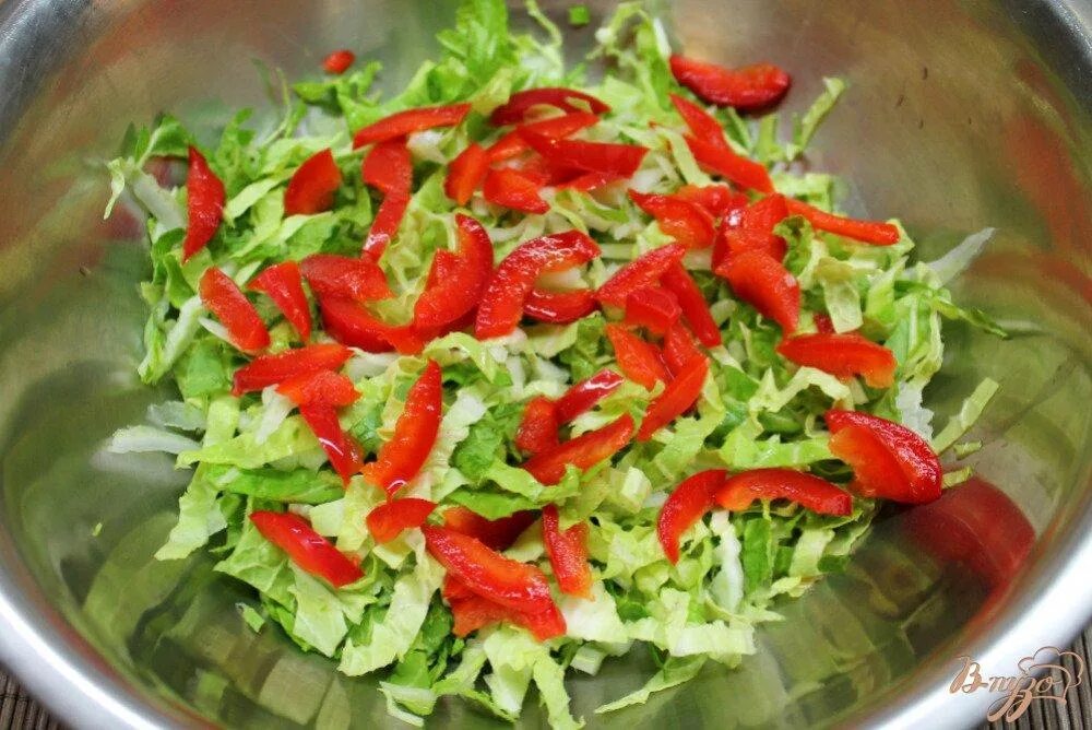 Салат капустный с перцем. Салат с пекинской капустой и болгарским перцем. перец огурец помидор пекинская капуста. салат из пекинской капусты с болгарским перцем. салат с пекинской капустой и перцем.