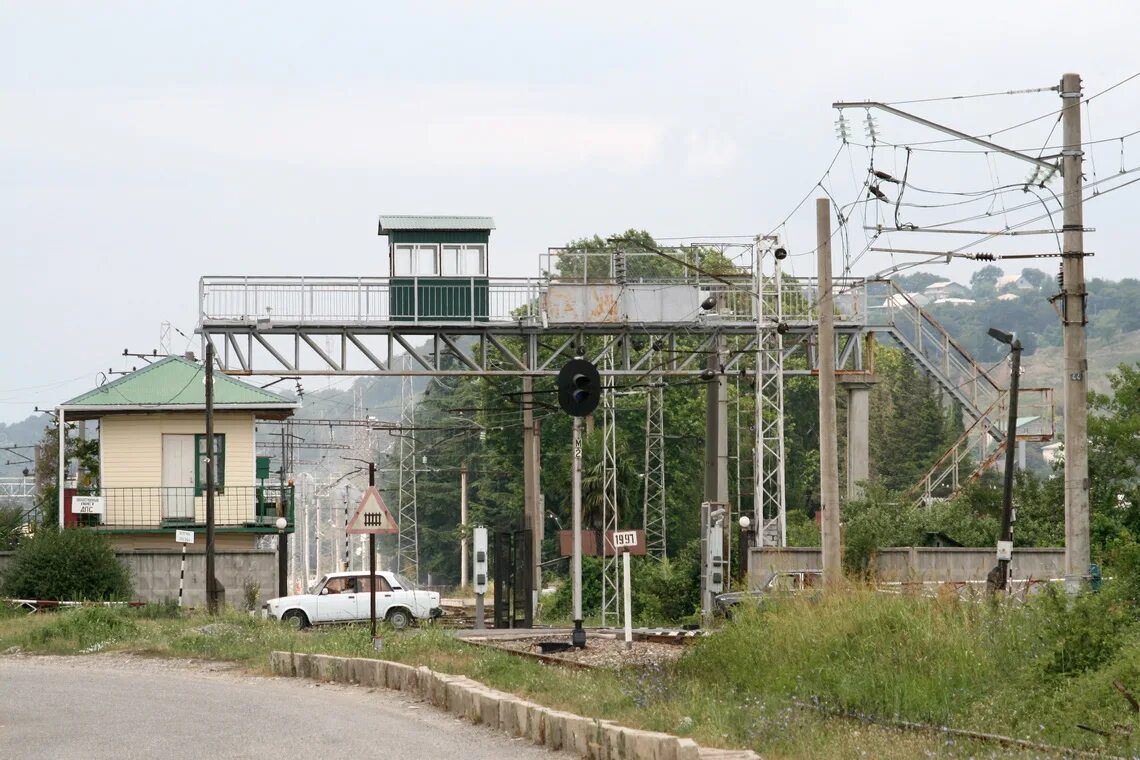 Станция весёлое россия краснодарский край сочи. Сочи адлерский район станция веселое вокзал веселое. Станция веселое адлер. Вокзал веселое. Станция веселое.