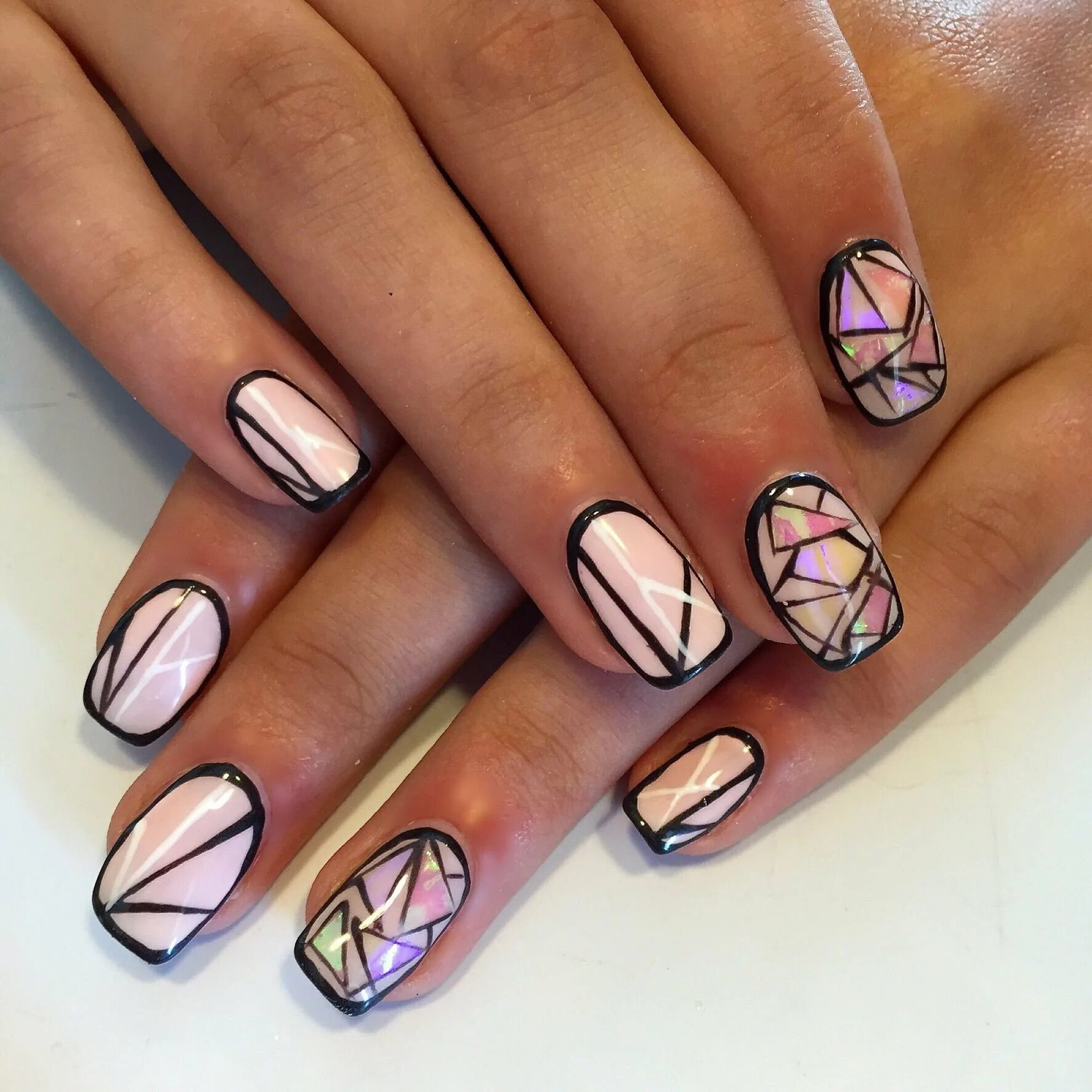 маникюр на короткие ногти абстракция геометрия. ногти короткие дизайн с рисунком. маникюр абстракция. маникюр с геометрическим рисунком. маникюр с крошкой.