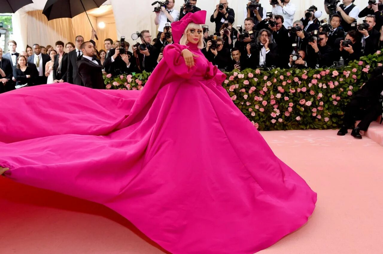Что такое met gala. Met gala 2019 леди гага. леди гага мет гала 2021. мет гала 2019 костюмы. мет гала 2021.