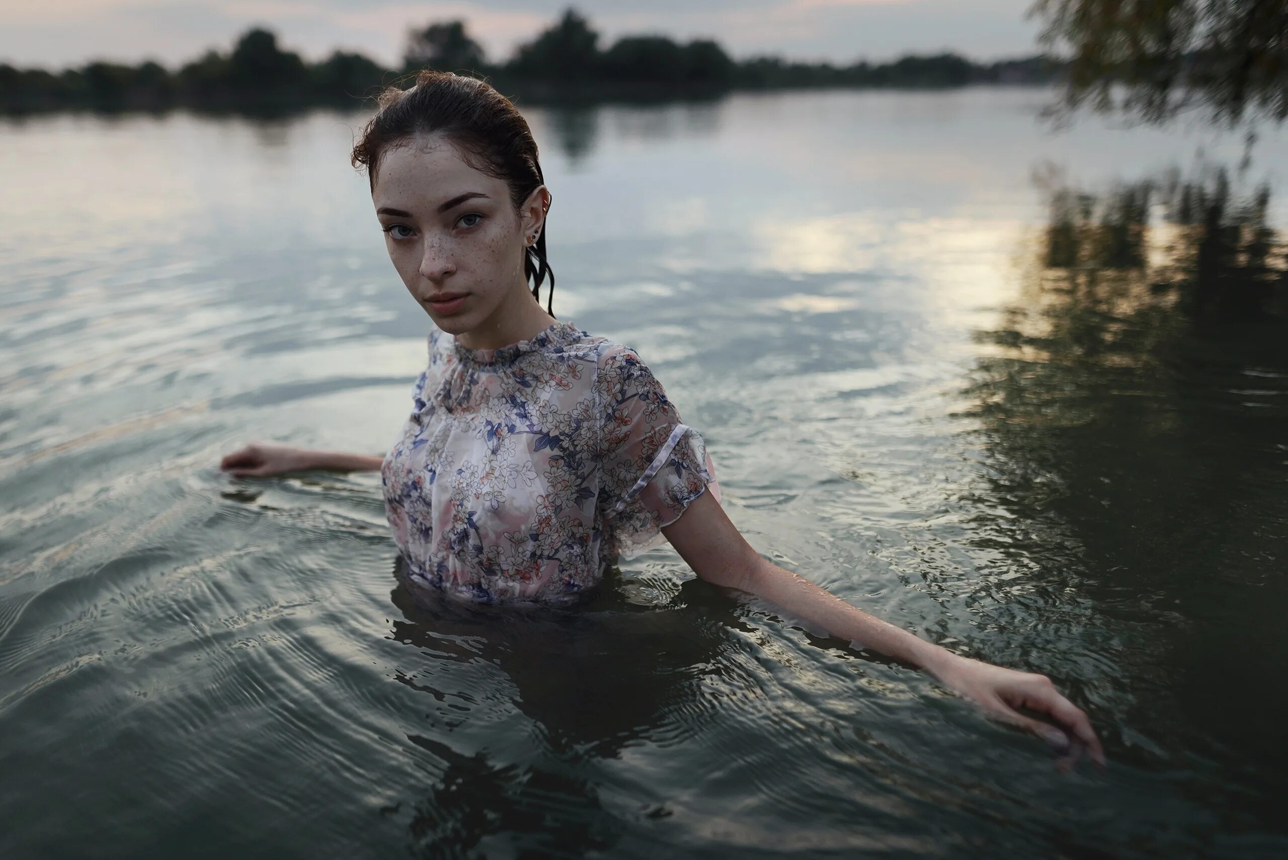 Вода одежда девушки. Девушки в мокрой одежде. девушка в мокром платье. фотосессия в воде.