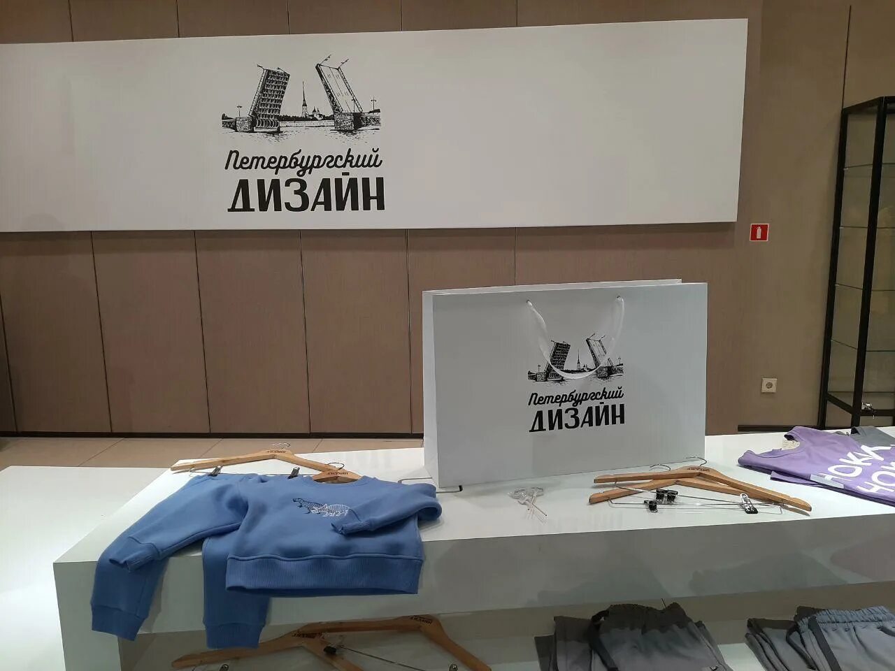 Магазин петербургский дизайнер. Магазин петербургский дизайнер. Дизайнеры спб магазины. Магазин питерских дизайнеров. Аутлет платье.