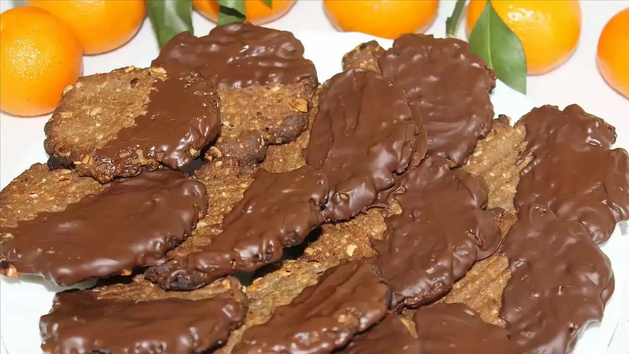 Печенье с шоколадом рецепт в домашних. Шоколадно ореховое печенье. Шоколадное печенье с фундуком. Ореховое печенье с шоколадом. Печенье с шоколадной глазурью.