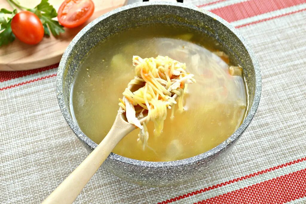 Лапша без бульона. Суп лапша домашняя. Лапша без бульона. Тукмас башкирский суп. Суп куриный вермишелевый.