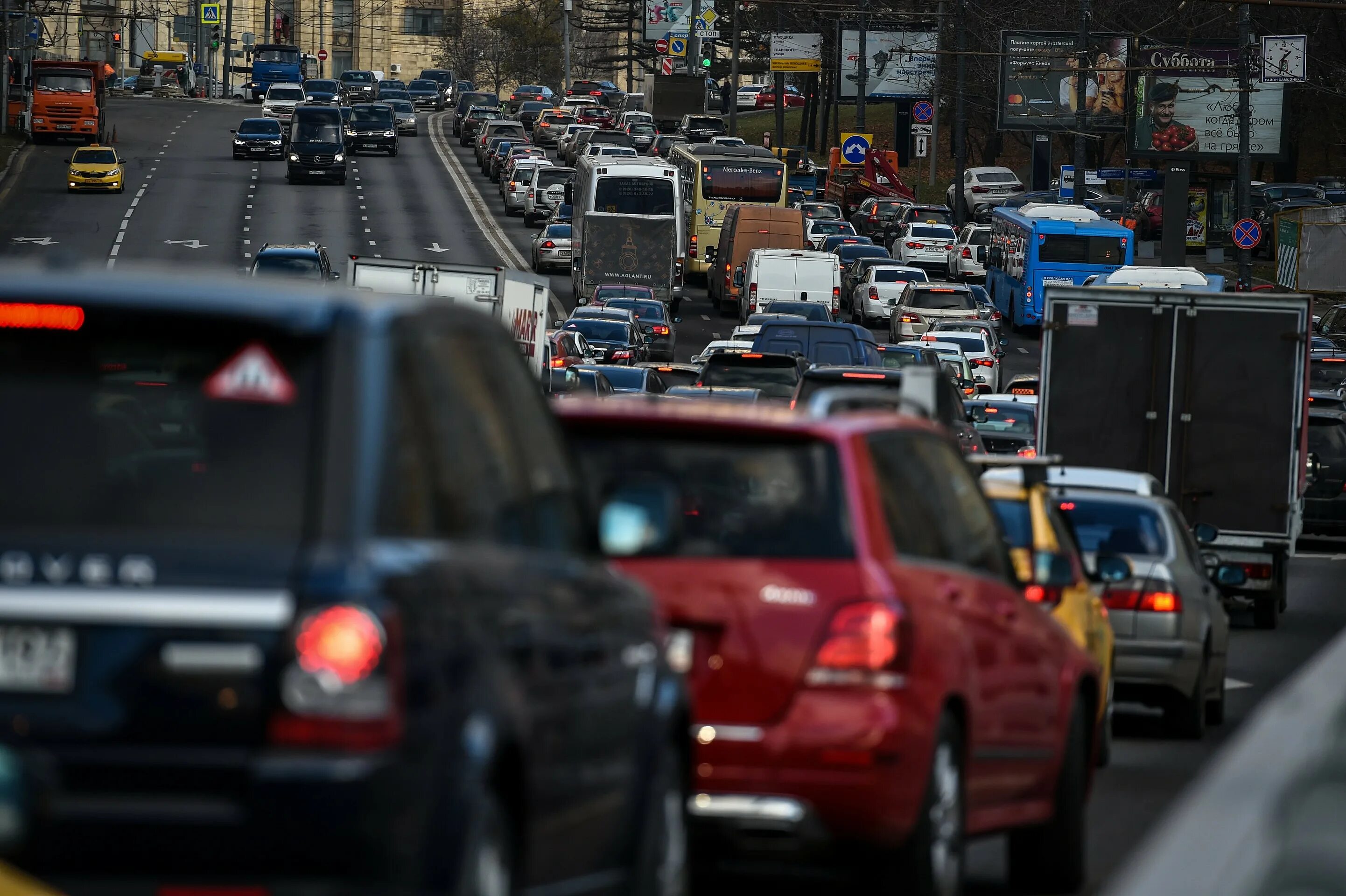 Автомобильная пробка. Автомобили в пробке. Пробки в Москве. Дорожная пробка.