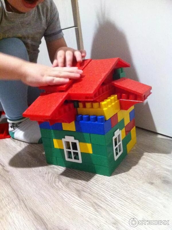 Домик из кубиков детский. Конструктор из кубиков. Кубики для конструирования. Деревянный строительный конструктор. Строить домики из кубиков.