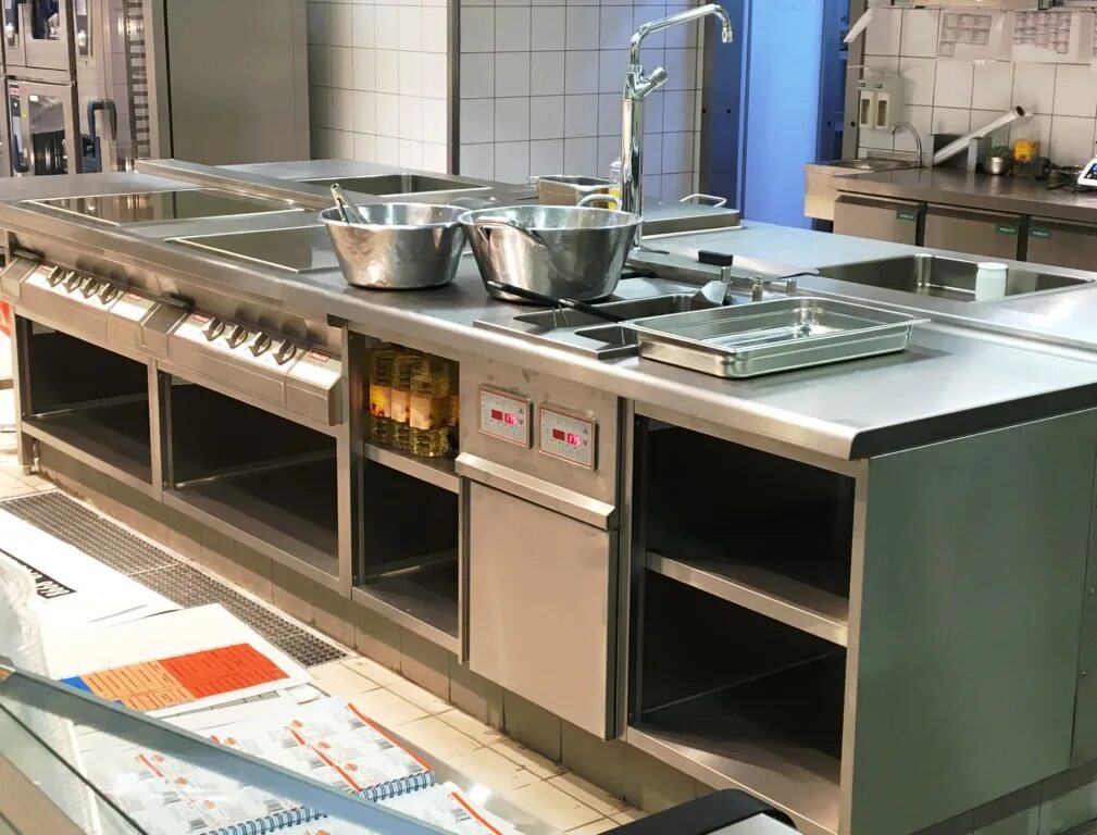 Тепаньяки. Оборудование для кухни общепита. Общепит комплект. Баннер кухонное оборудование. Современная профессиональная кухня.