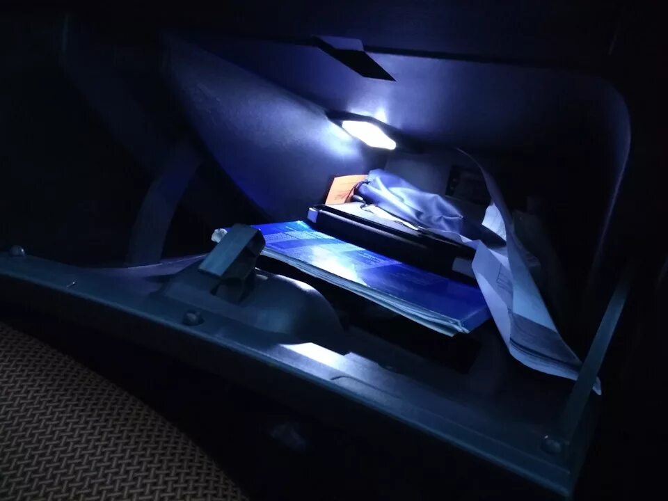 Подсветка бардачка lexus rx350. Подсветка бардачка. Suzuki grand vitara подсветка. Подсветка бардачка xc70 iii. Подсветка в бардачок хендай солярис 2.