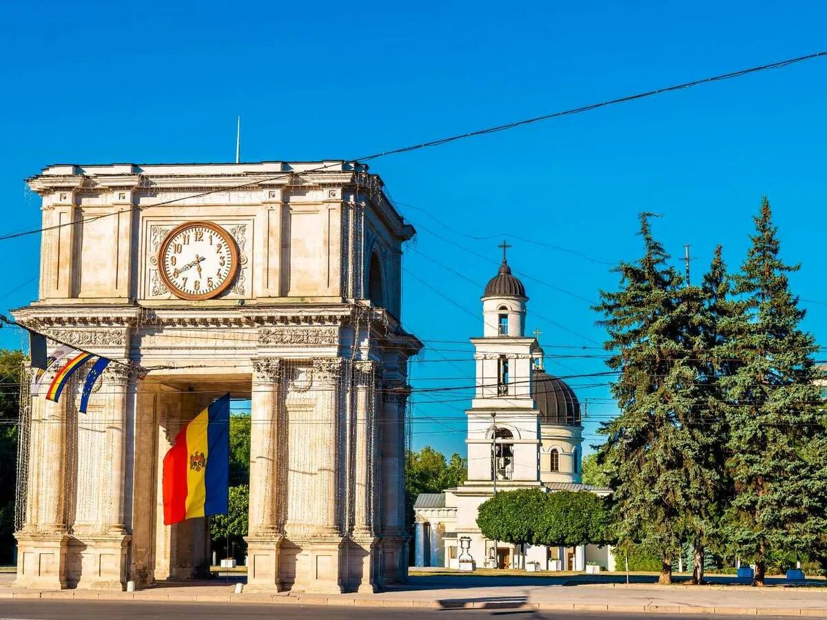 Кишинев в октябре. Кишинэу молдова. молдавия столица кишинев. триумфальная арка кишинев. кишинев набережная.