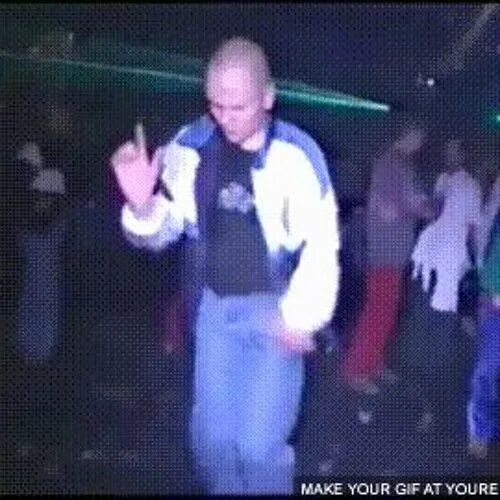 Танцующий мальчик в клубе в очках