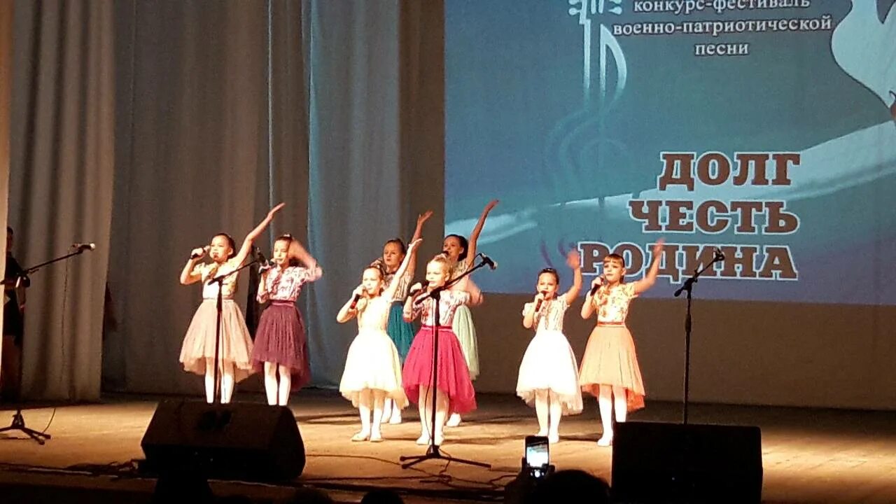 Битва хоров фото нарядов дети красный цвет. Долг честь родина оренбург. Фестиваль долг честь родина. Городской конкурс фестиваль. Волоконовка.