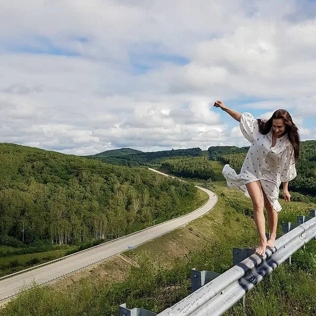 Привет что делаешь? переписки в вк. Девушка на дороге. Мотиватор дорога. Цветы в ботинках. Правила безопасного поведения при грозе.