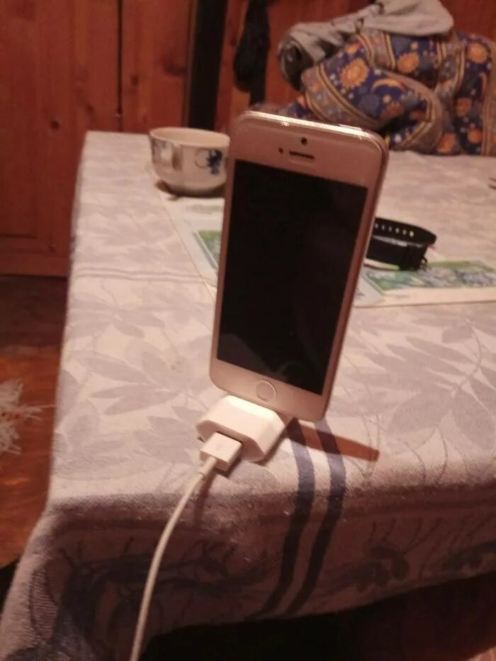 спать со смартфоном. отключать зарядку при 100. не оставляйте телефон заряжаться на ночь. опасный смартфон. смартфон на зарядке ночью.