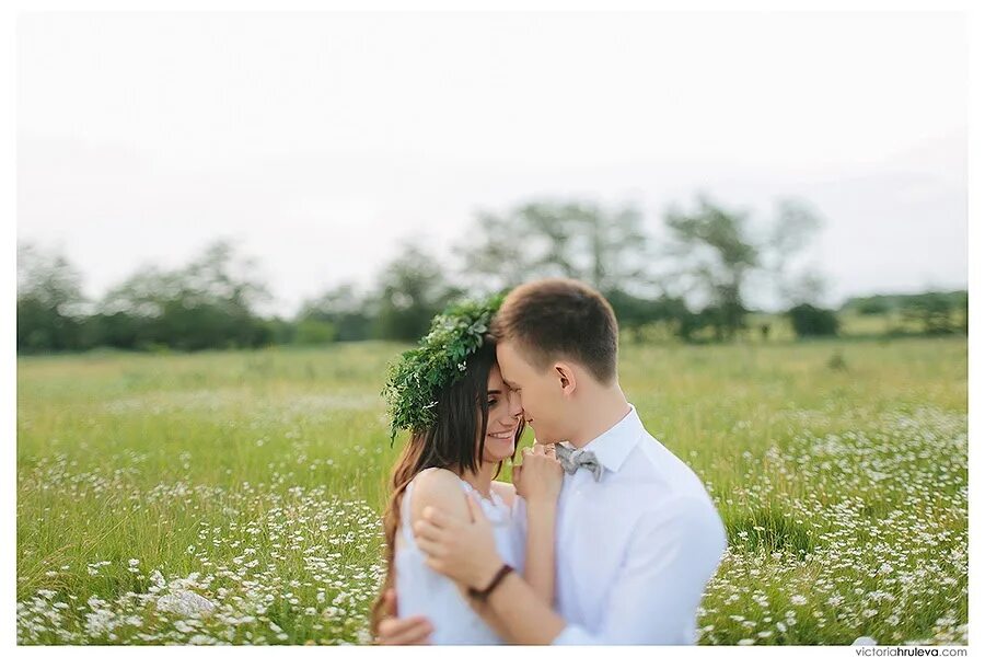 Свадьба в поле. Свадебная фотосессия в поле. Фотосессия в ромашках для пары. Ромашки влюблённая пара. Брачное поле