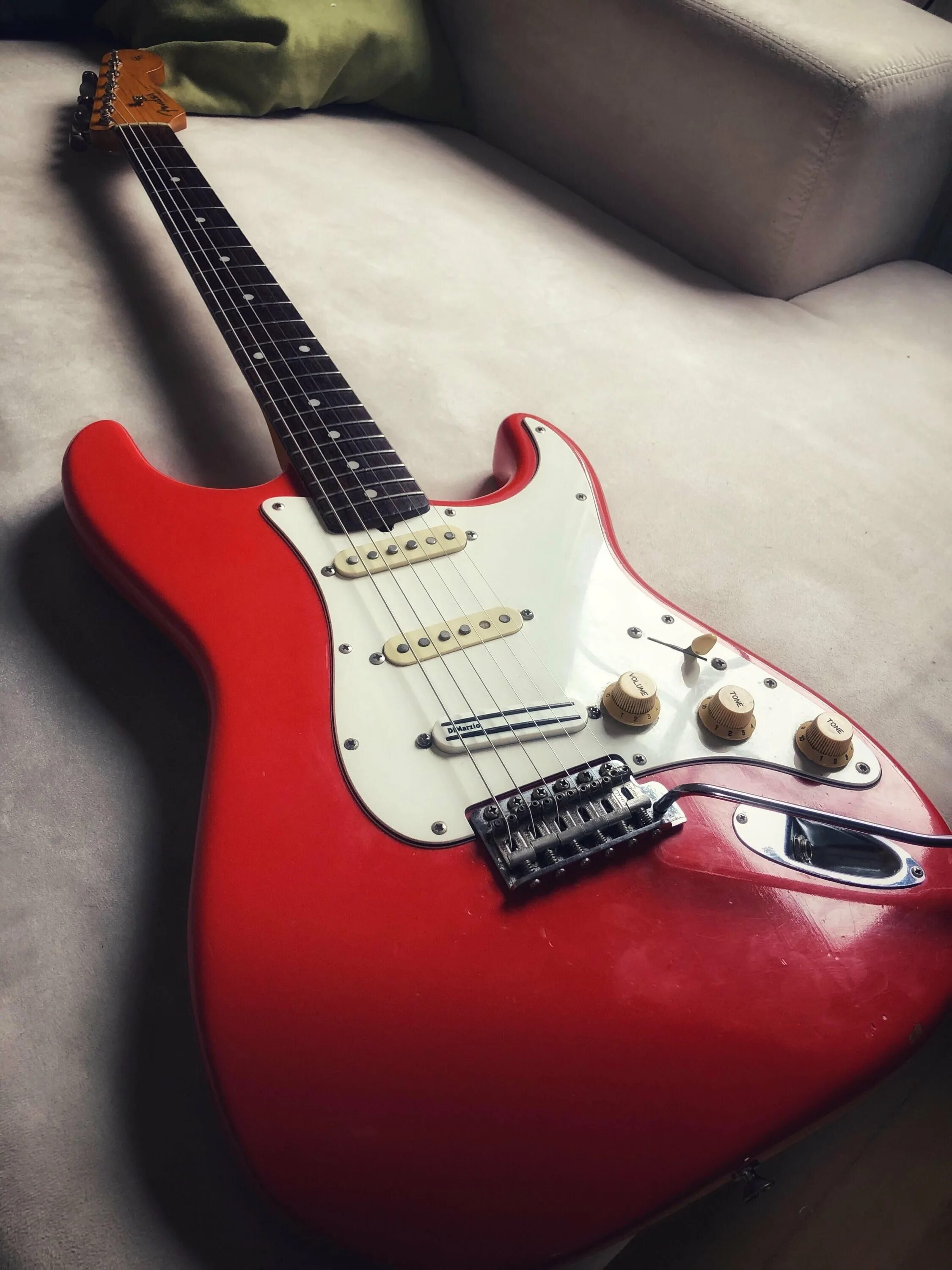 Крутая электрогитара. Электрогитара Fender Stratocaster. Электрогитара Clevan Stratocaster. Гитара Fender Stratocaster Red. Fender Stratocaster красный.