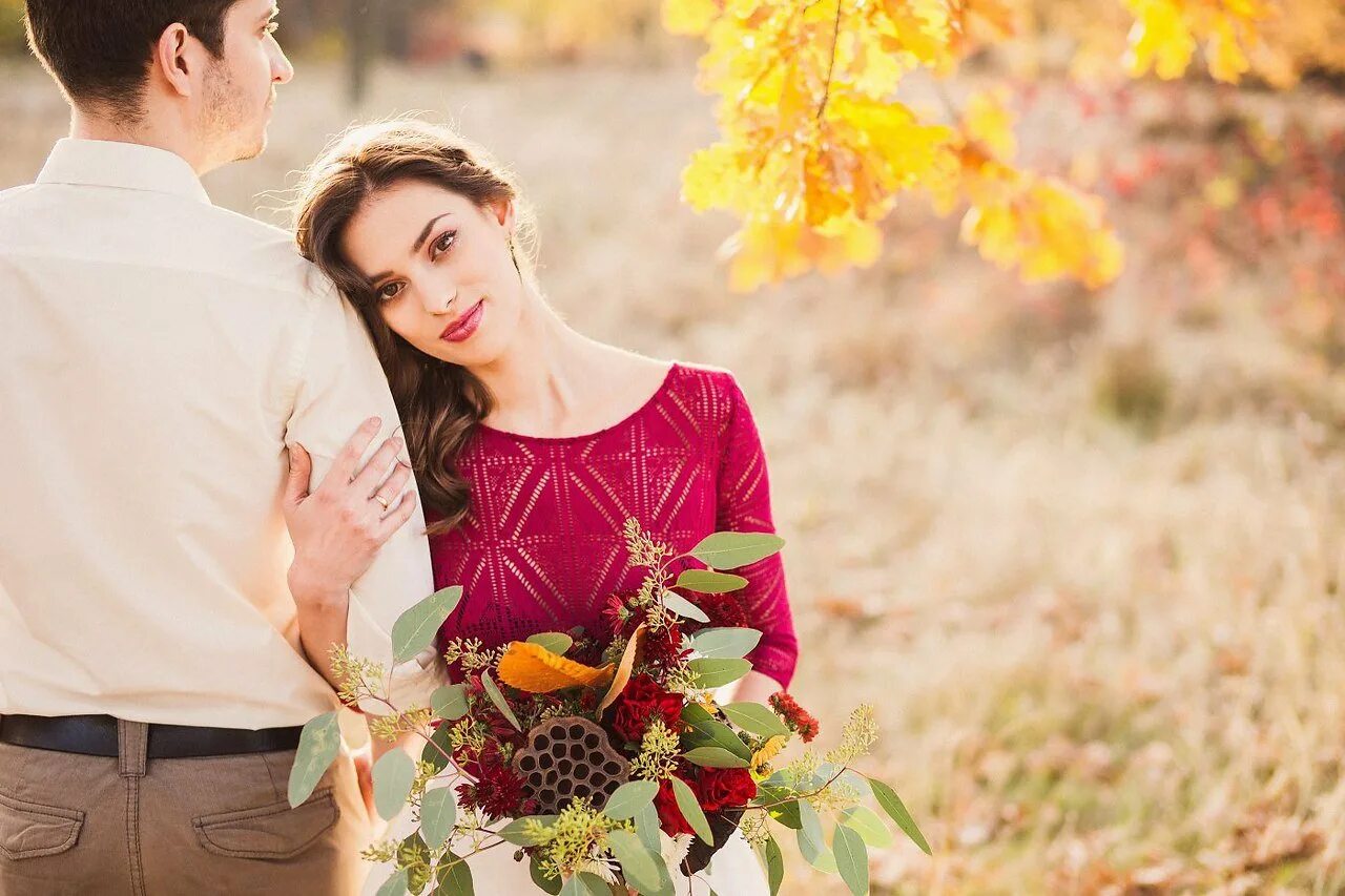 Парень с девушкой осенью. Осенняя фотосессия пары. Осень любовь. Love story фотосессия.