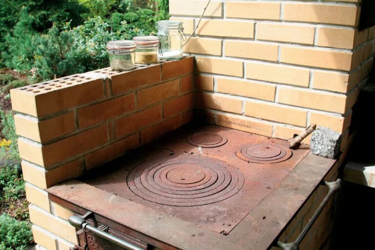 Кладка кирпичной печи. Уличная варочная печь из кирпича для дачи. Мини коптильня из кирпича. Небольшой кирпичный мангал. Печь для шашлыка из кирпича.