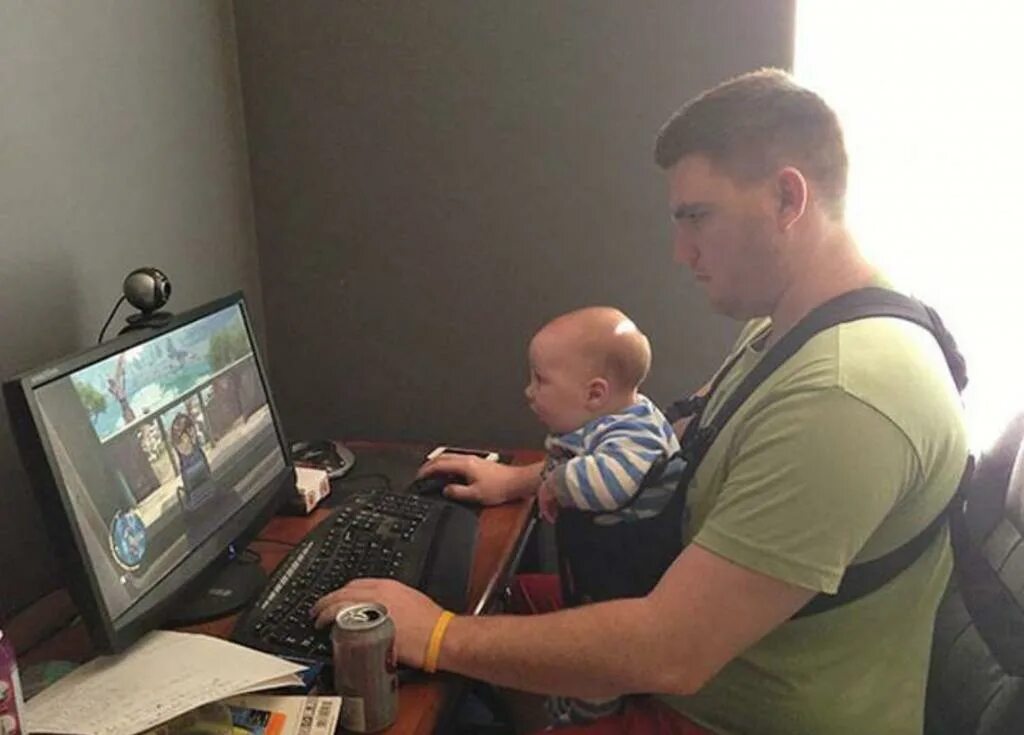 Папа и ребенок за компьютером. Папа с ребенком за компом. Папа Игроман. Ребенок геймер.