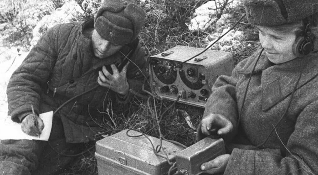 Связь во время великой отечественной. Наушники радиста РККА 1941. Связисты Великой Отечественной войны. Рация РККА. Связисты ВОВ 1941 1945.