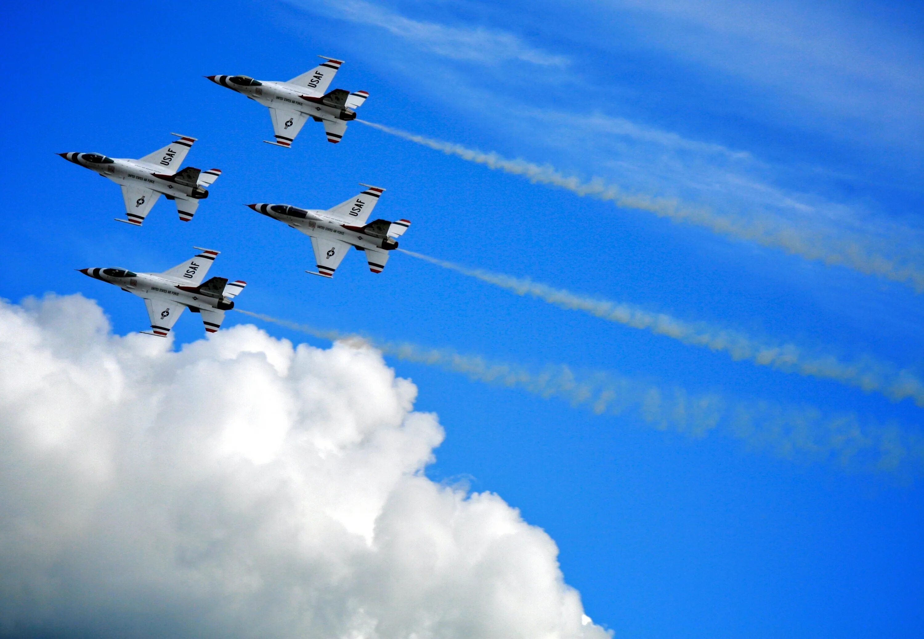 Самолет военный. Военные самолеты в небе. Впенные самолёты в небе. Самолет в небе.
