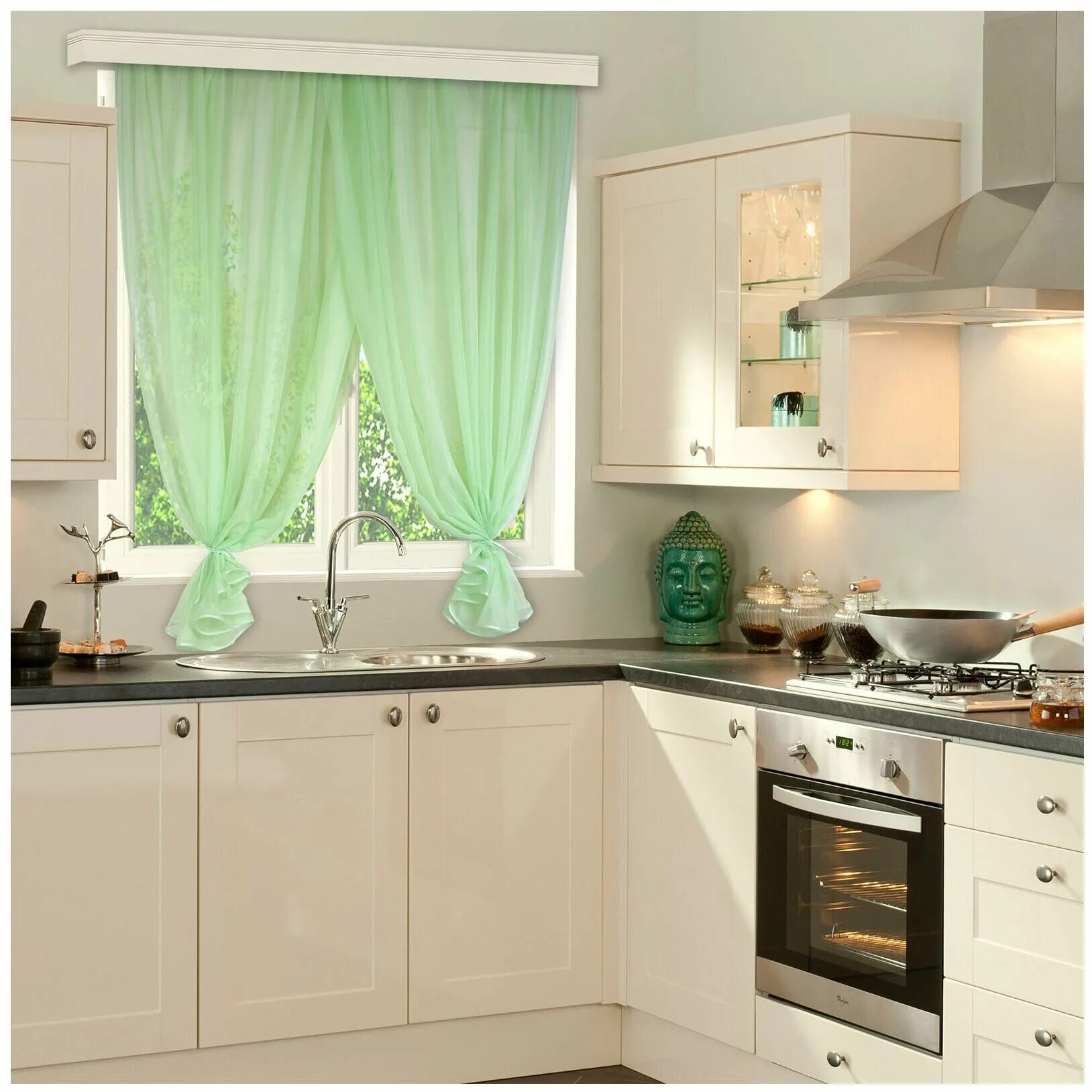 Шторы на маленькую кухню. Бежевая кухня с зелеными шторами. Зеленая тюль на кухню. Зеленые шторы на кухню.
