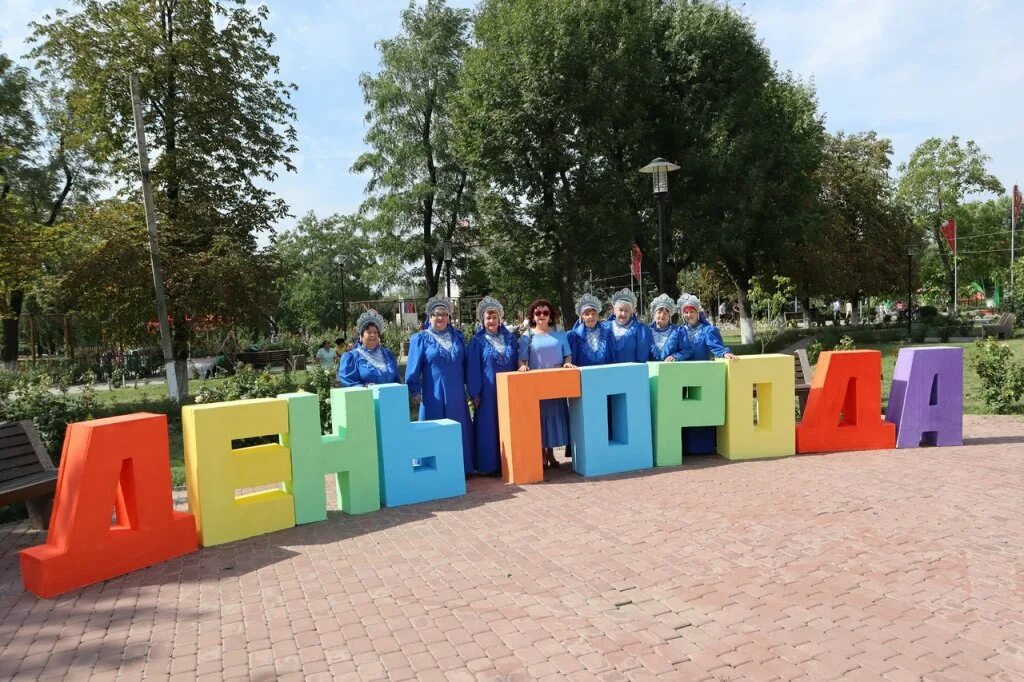 рисунок ко дню города новошахтинска. день рождения города новошахтинска. с днем рождения любимый город. дети возле здания. день рождения города новошахтинска.