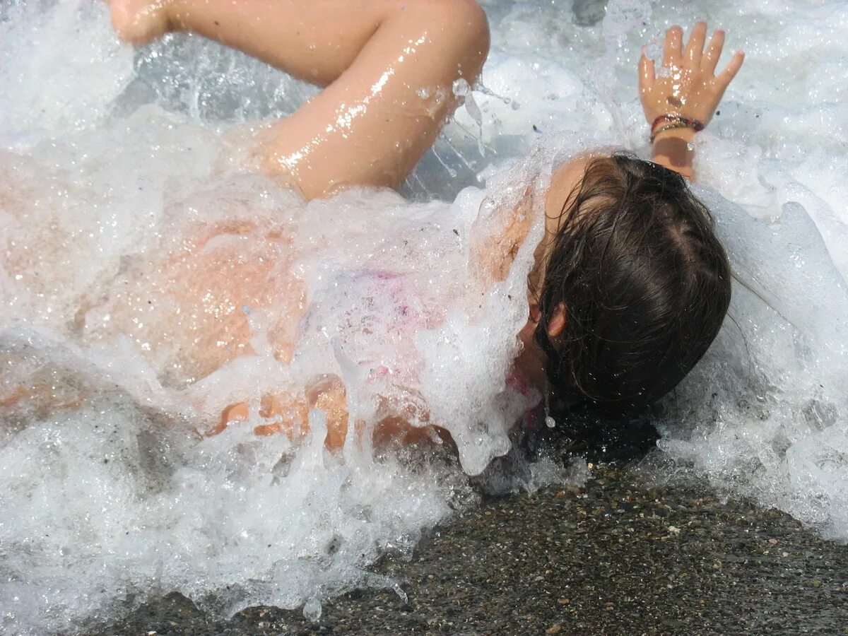 Видео купается ванна девочки. Девушка в пене. Девочка купается в море. Девушка купается в море. Девушка в морской пене.