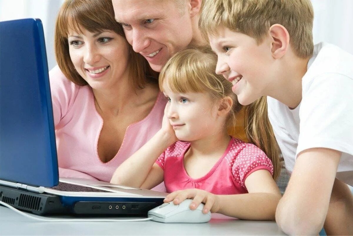 Можно вместе с видео. Компьютер для детей. Родители и дети за компьютером. Детям об интернете. Дети родители компьютер.