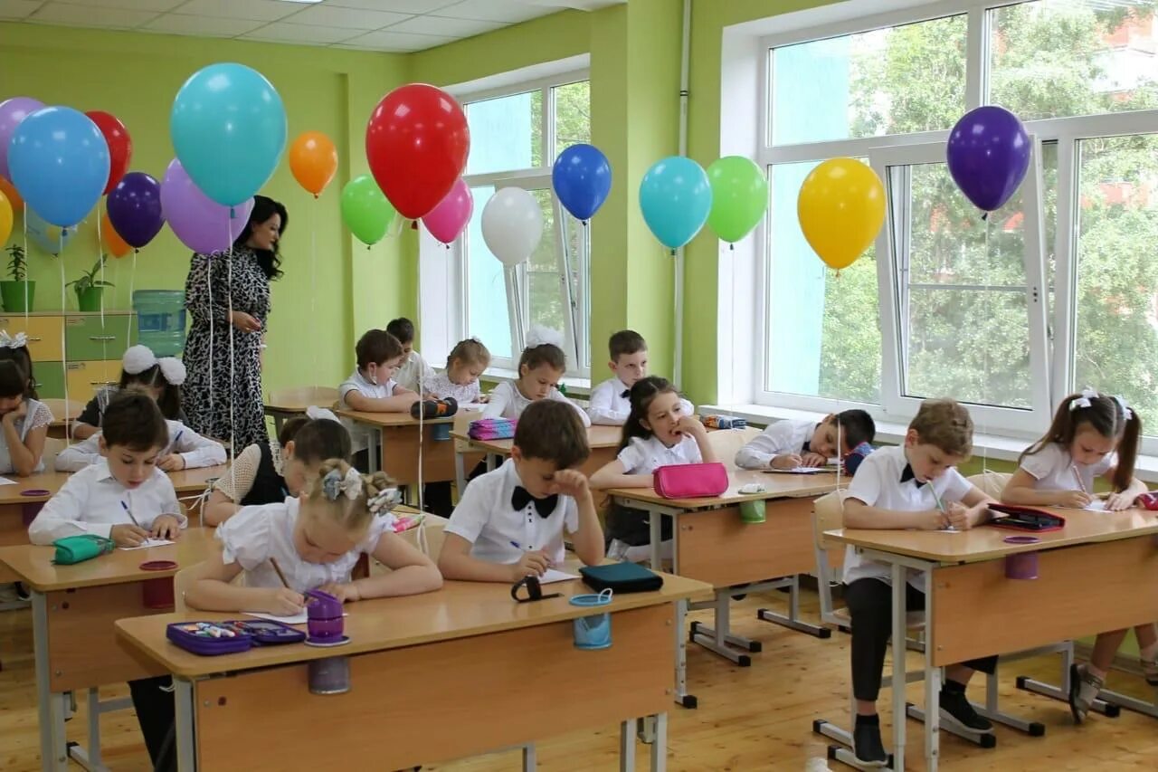 Общеобразовательные классы в гимназии. Самая маленькая в классе. класс в гимназии 2 класс. последний учебный день в 1 классе. самый маленький в классе.