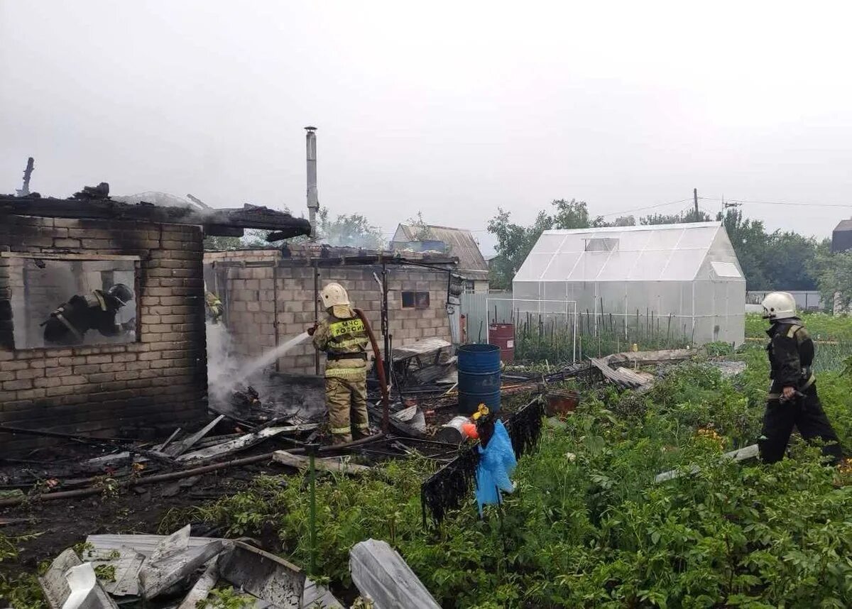 Пожар в садоводстве. Пожар в садоводстве. Пожар садоводство. Вокзал в зеленогорске пожар. Пожар в садоводстве.