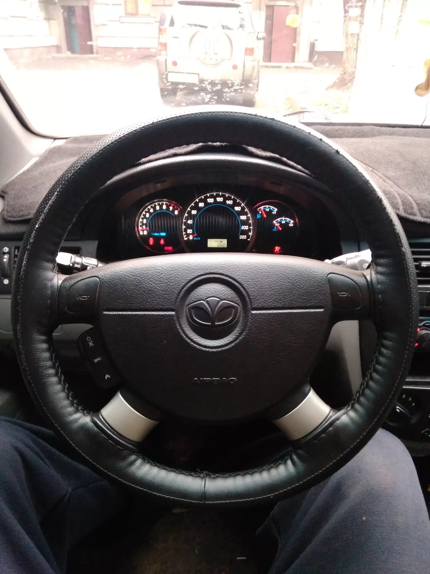 Затерт руль на дэу джентра. Руль дэу джентра. Руль chevrolet jentra karbon. Руль chevrolet gentra. Руль дэу джентра.