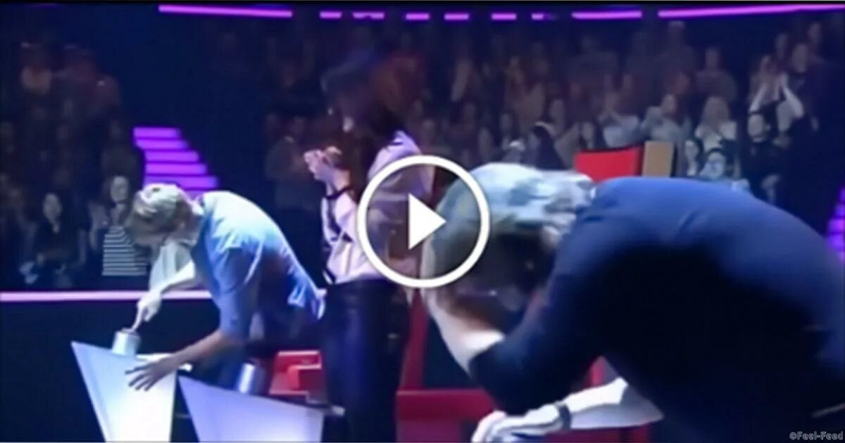 немецкое шоу талантов. америка ищет таланты золотая кнопка. удивили весь зал. много людей смеются. удивленное лицо подарки?.