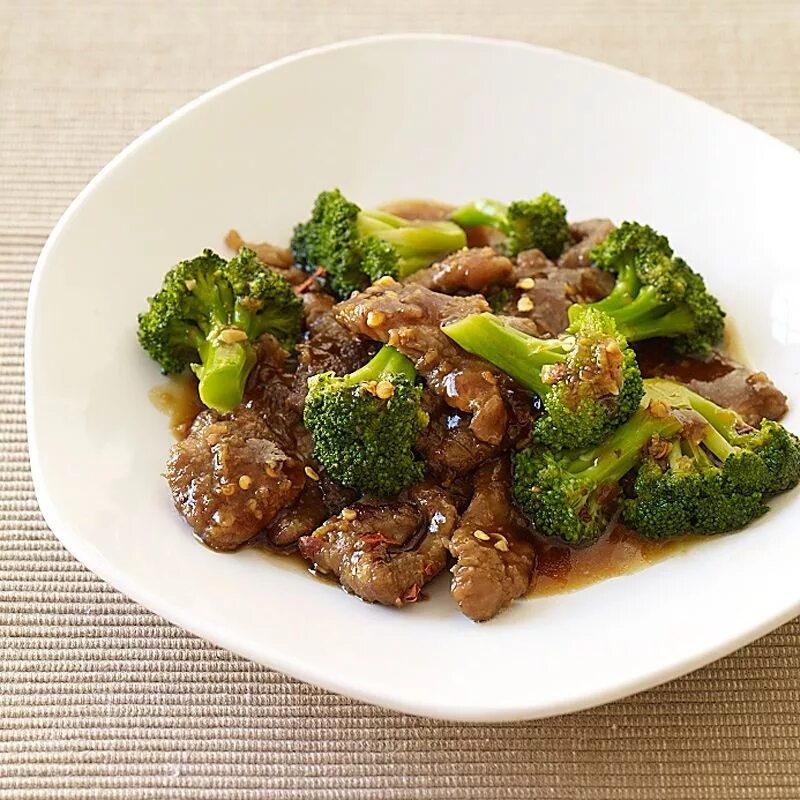 Диетический рецепт с печенью. Beef and Broccoli. Говядина с брокколи. Говядина отварная с брокколи. Жареная говядина с брокколи.