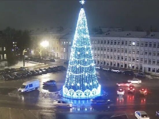 Выступление елки в пскове. Центральная елка псков. новый год украшен город. елка в пскове 2025. фото ёлки на новый год.