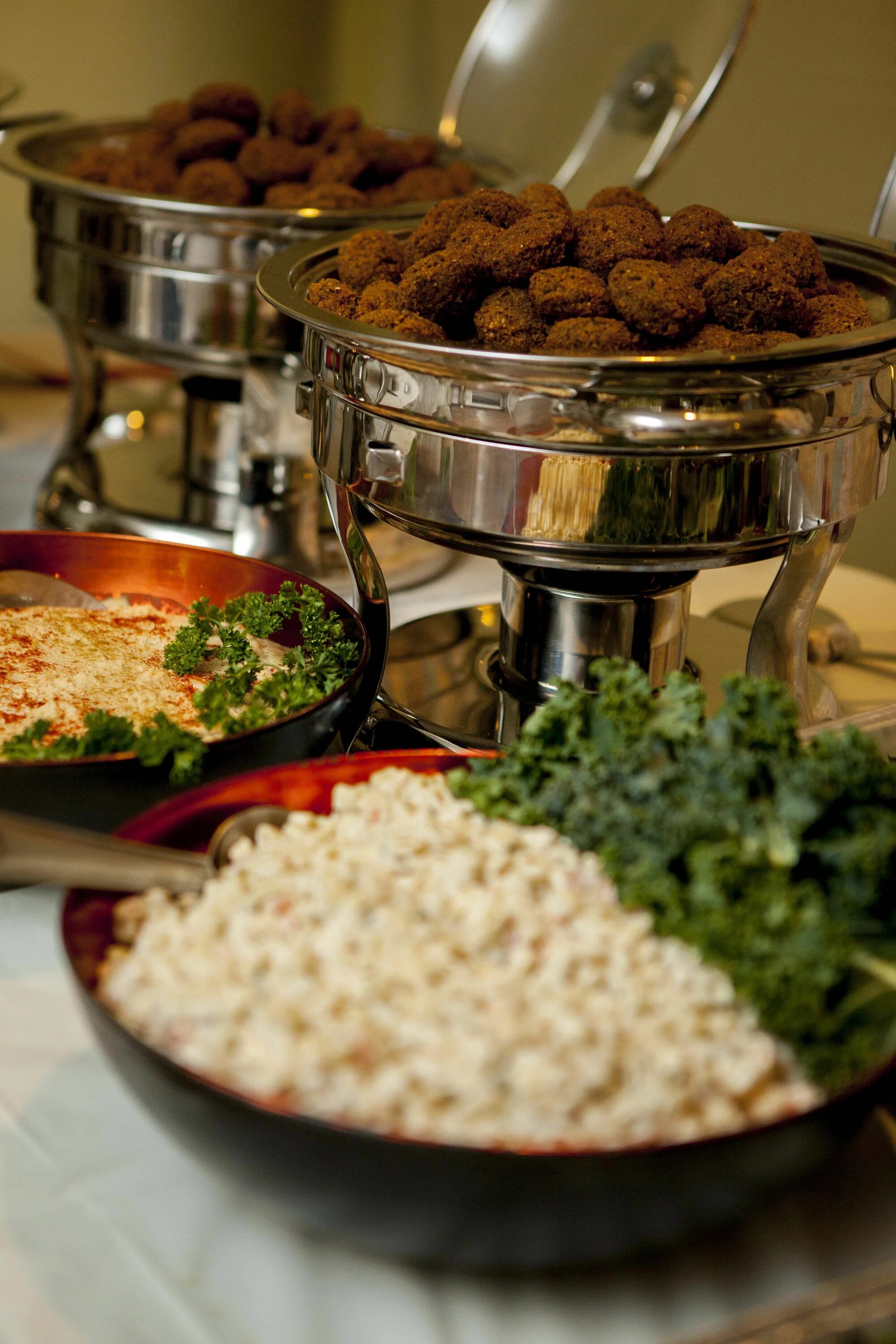 Арабку на кухне. Арабская семья на кухне. Ливийская кухня. Традиционные арабские блюда. Мусульманская женщина готовит мясо.