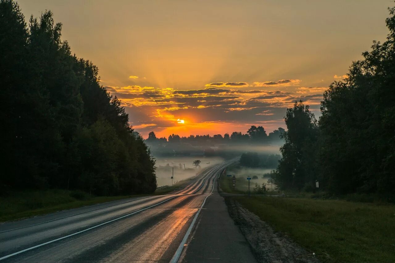 Далекий очевидно. Дорога вечером. Дорога закат. Дорога на рассвет. Летняя дорога.