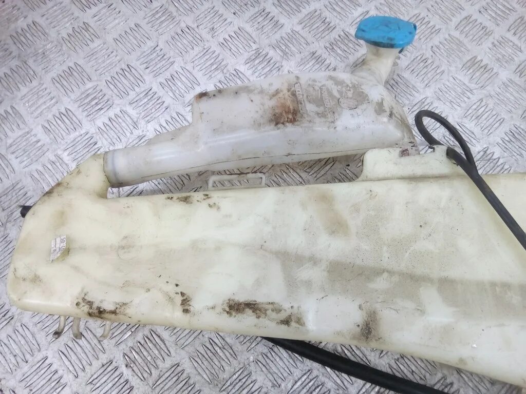 Honda crv бачок омывателя. Бачок омывателя фар хонда црв рд1. Заливная горловина honda cr-v rd1. Насос омывателя лобового стекла honda cr-v 2010. Бачок омывателя honda cr-v rd1.