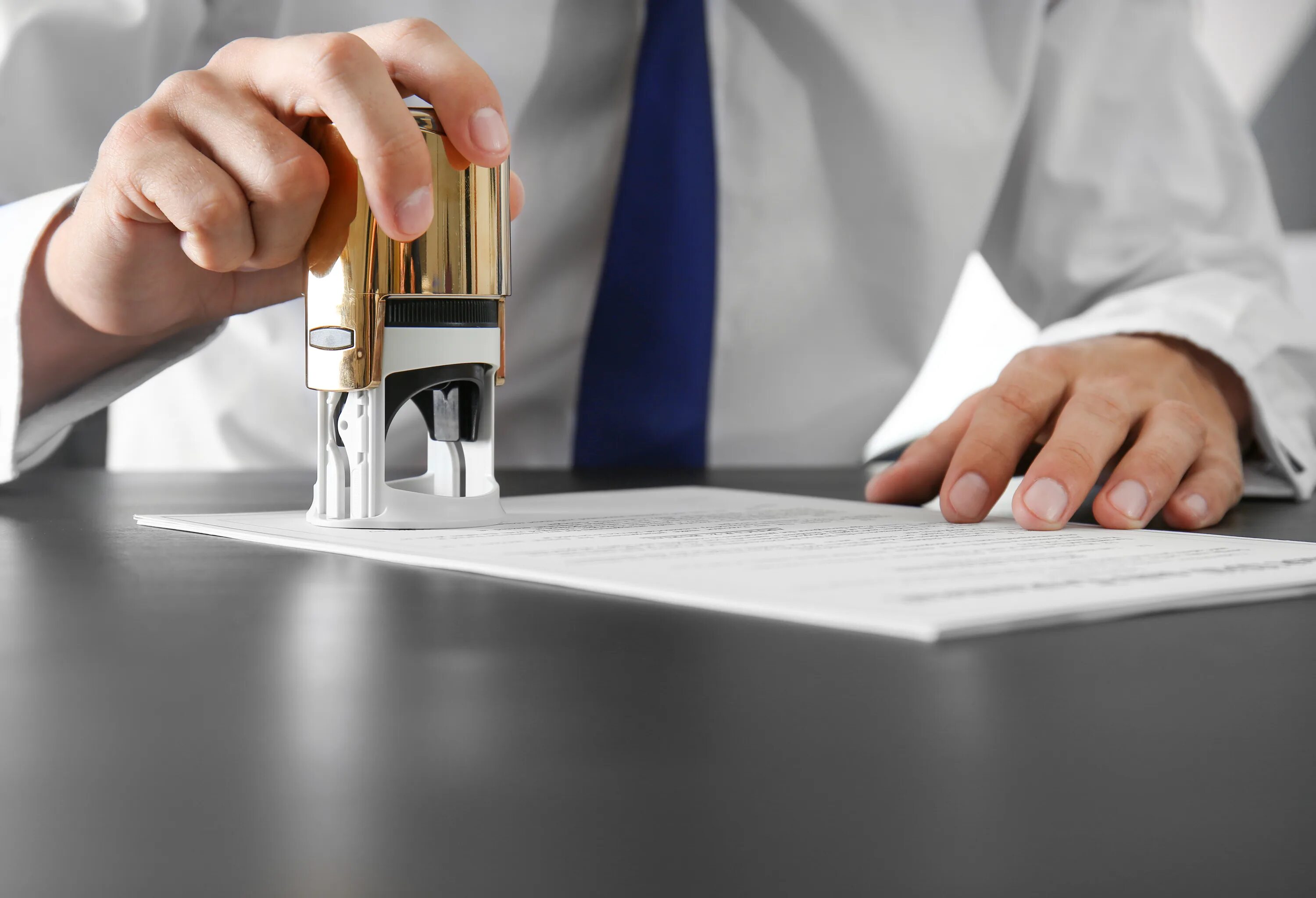 Индивидуальный предприниматель. Ликвидация ооо. Ставит печать. Человек ставит печать. Рука ставит печать.