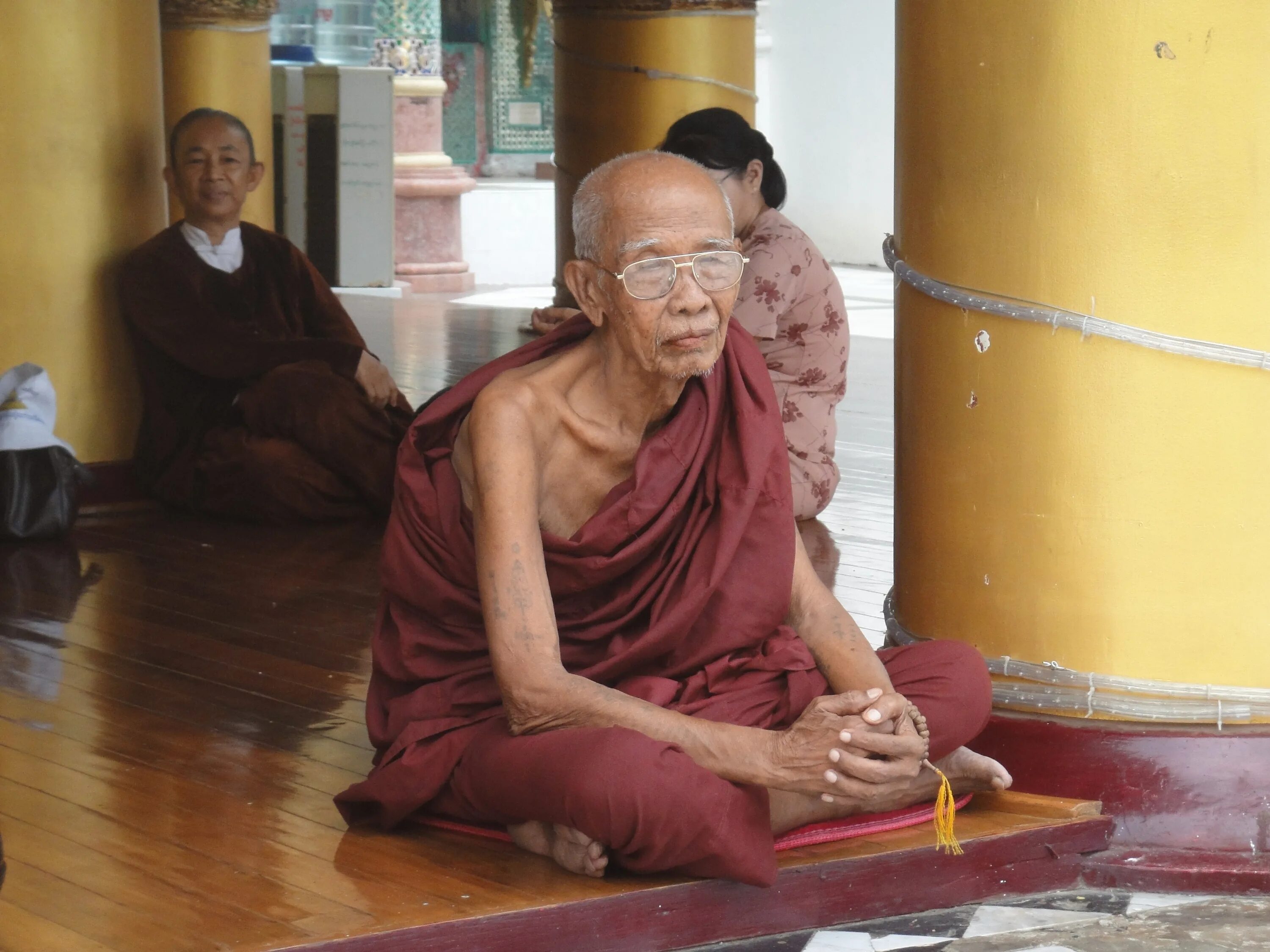 Монах долгожитель. Монах Монк Мьянма. Буддийский монах Luang pho. Монах Бирма храм. Старый буддийский монах.