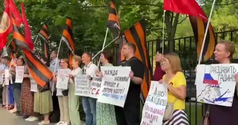 Шаман митинг у посольства сша