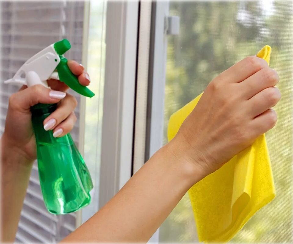 Чем помыть зеркало без разводов. Мойка окон. Мытье окон. Помыть окна. Мытье пластиковых окон.
