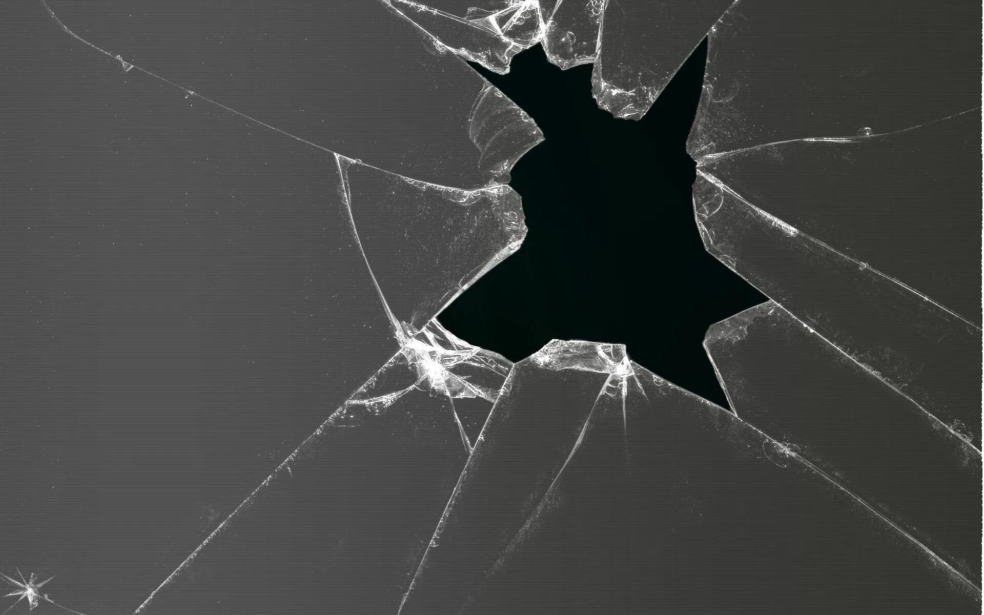 Трещина на стекле. Треснутое стекло. Трещины на черном фоне. Эффект разбитого стекла.