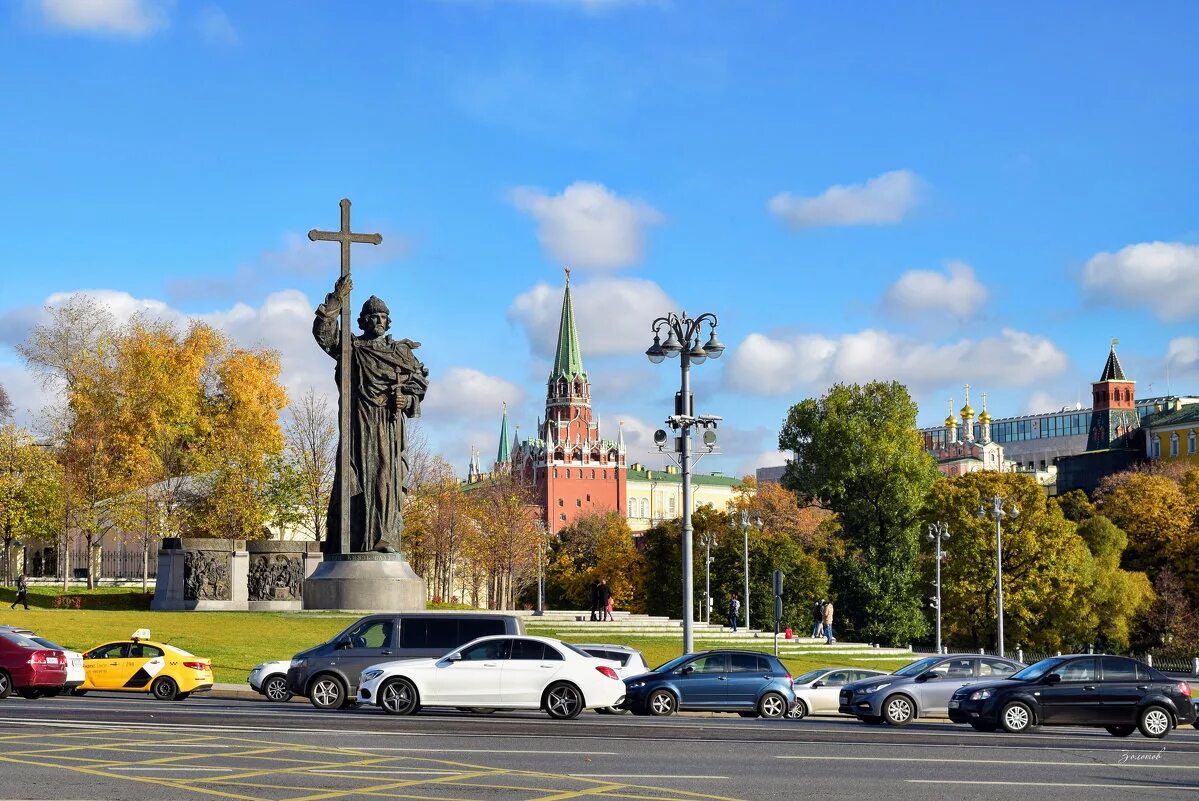 Какому владимиру памятник в кремле