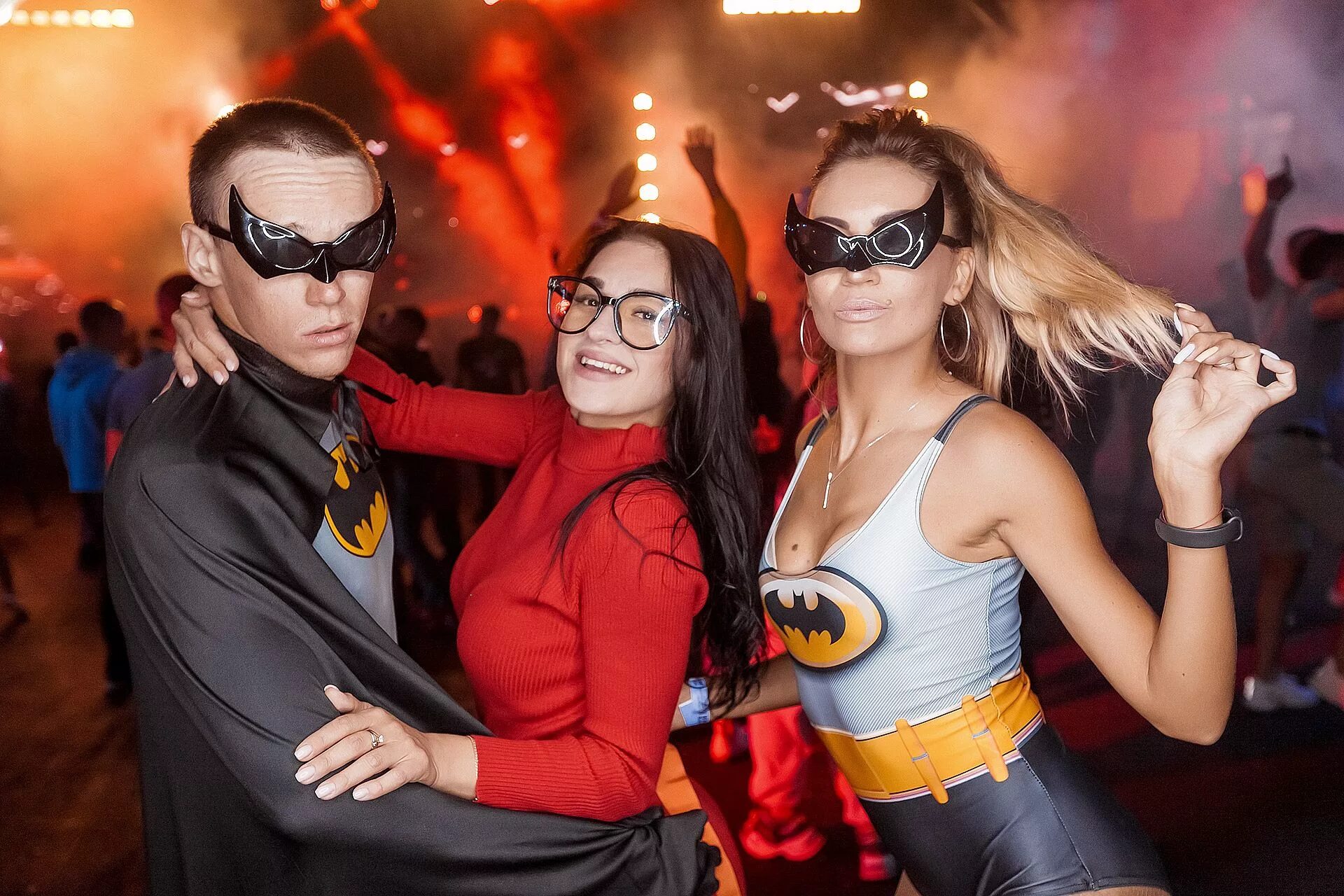 Волгоград 24 костюмированная вечеринка. Старшеклассники на костюмированной тусовке. Чак и морячка. Костюмированная вечеринка. Волгоград 24 костюмированная вечеринка.