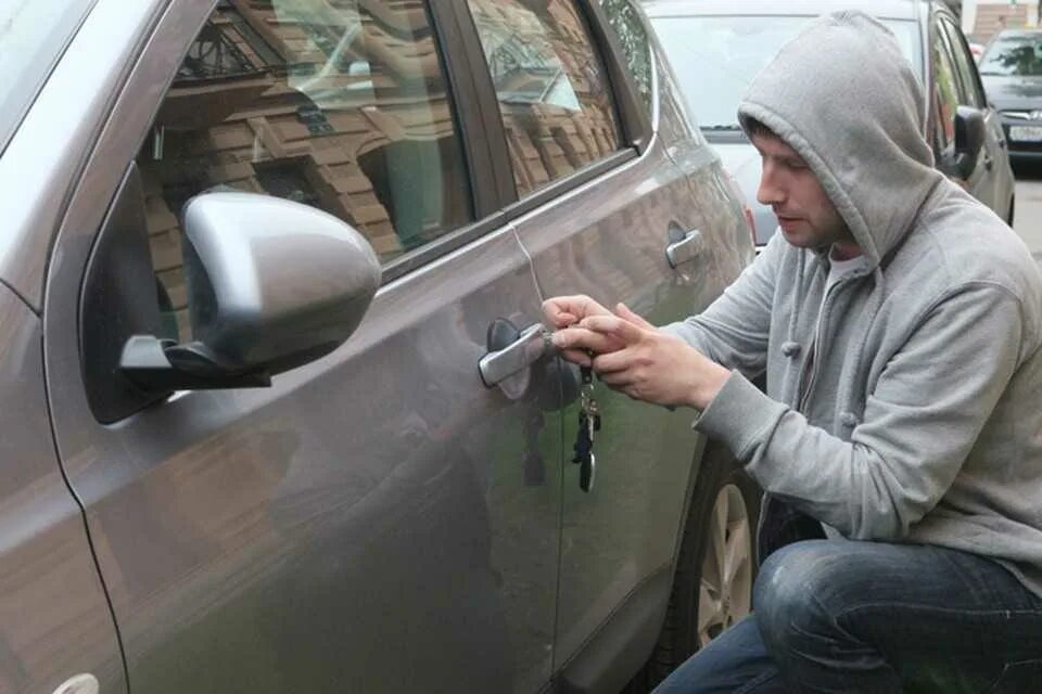 Что делать если угнали машину. Угон автомобиля. Кража автомобиля. Кража из автомобиля. Угонщик авто.