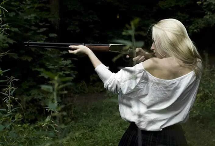 Блондинка с винтовкой. Девушка блондинка с ножом.