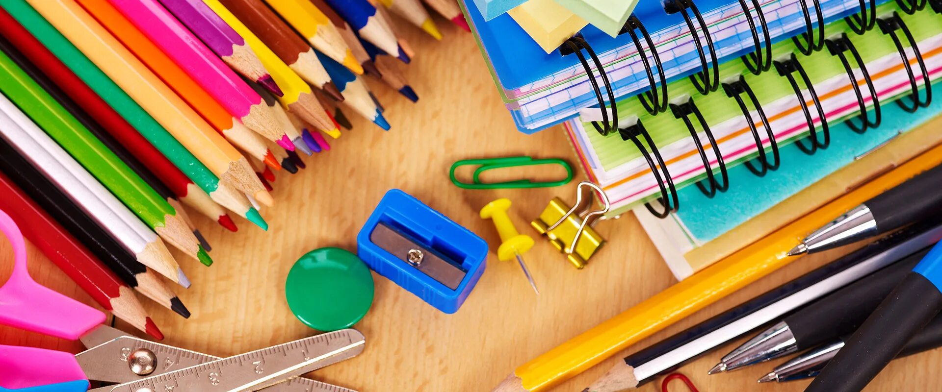 пенал школьный. канцтовары фон. набор канцтоваров для первоклассника. школьные принадлежности пенал. школа 7 канцелярия.