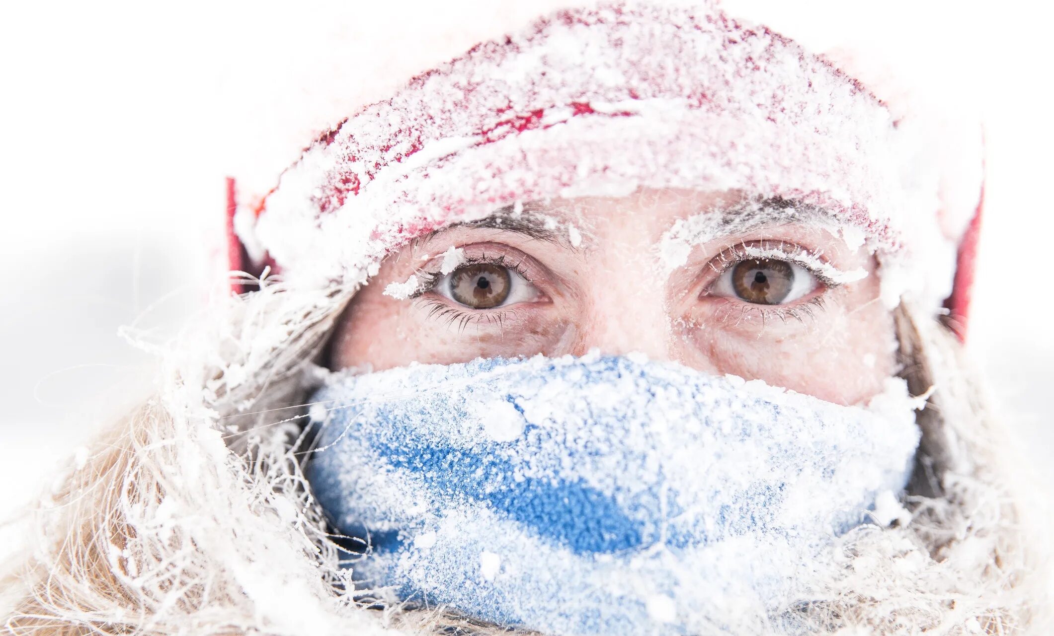 холод. зима холодно. человек на холоде. мерзнет лицо зимой. иней на лице.