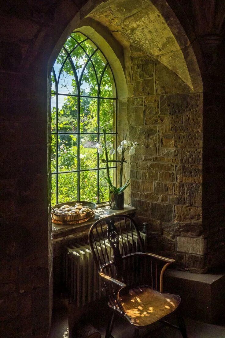 В замках были окна. Интерьер средневекового замка. Окно в замке. Интерьер старинного замка. Окно в старинном замке.