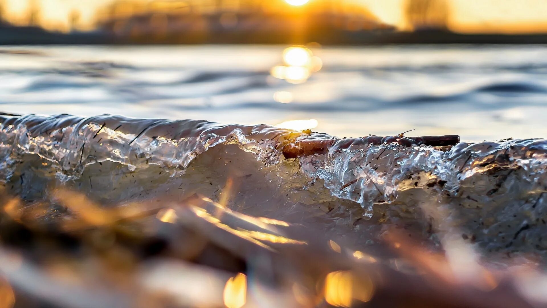 Солнечные блики на воде. Блики солнца на воде. Макросъемка воды. Брызги моря. Кусочки льда на реке